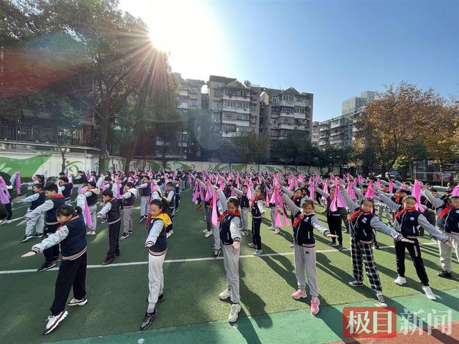 武汉华苑小学自创“弹力带拉力操”融入健身